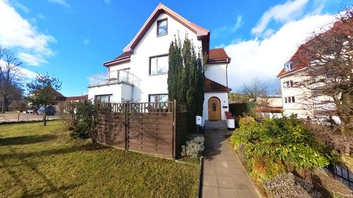 Straßenseitige Perspektive