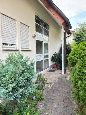 Hauseingang (rechte Seite des Hauses)
