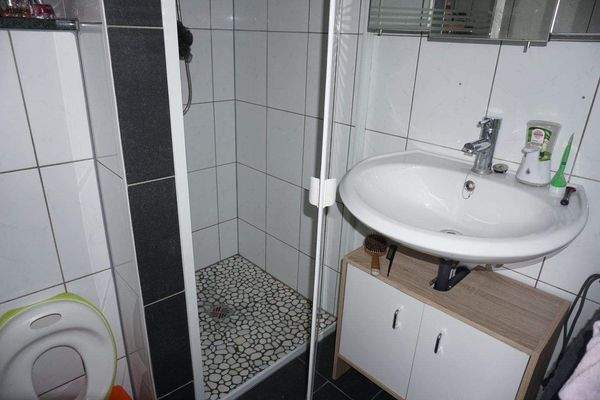 Badezimmer mit Dusche.JPG