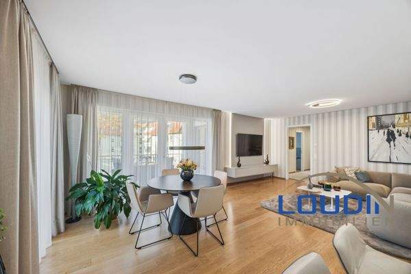 Wohn/Esszimmer mit Zugang zum Balkon