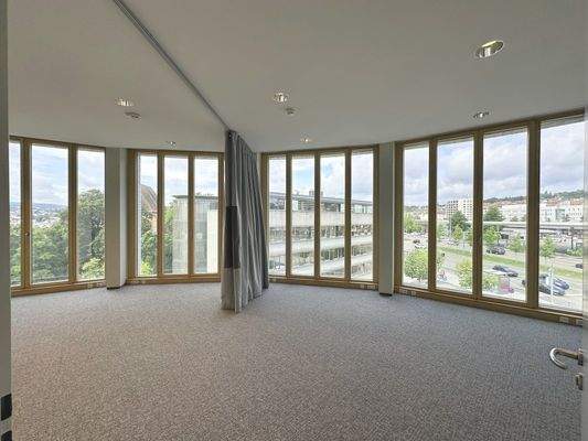 mit Akustikvorhängen