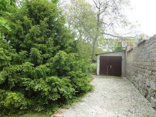 Schuppen mit Schotterweg