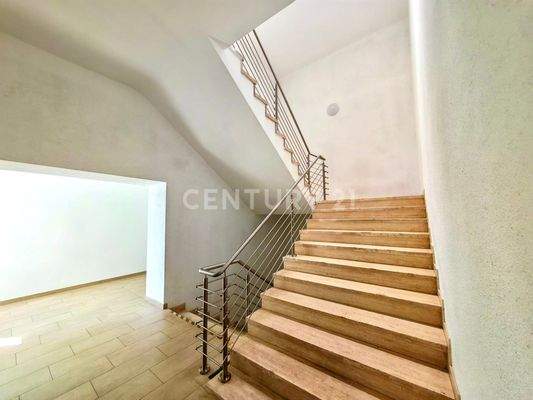 Extrem geräumiges Treppenhaus