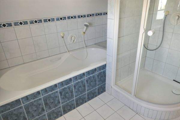 Haus Nr. 1: DG-Wohnung Bad