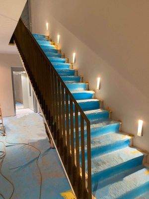 Treppenhaus mit Fahrstuhl