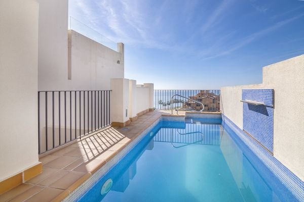 Pool auf der Terrasse mit Meerblick