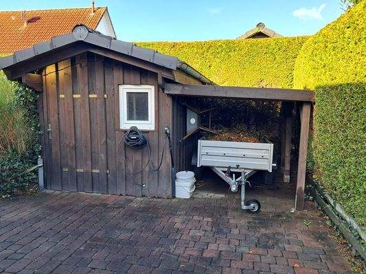 Gartenhäuschen mit Unterstand