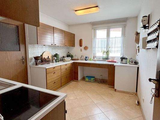 weitere Küche mit Fenstern