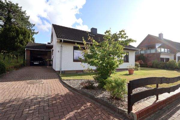 Fassade / Einfahrt / Garage