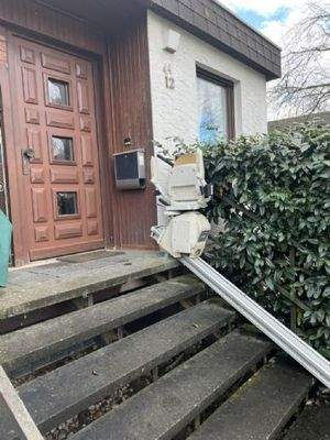 Hauseingang mit Treppenlift