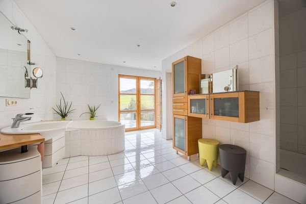 Helles, gepflegtes Hauptbadezimmer im Obergeschoss | Wohneinheit Nr. 3