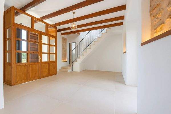 Modernes Entrée mit Treppe