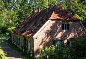 Backsteinhaus im Grünen