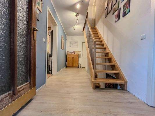 Flur im Erdgeschoss - herzlich Willkommen in Ihrem neuen Zuhause