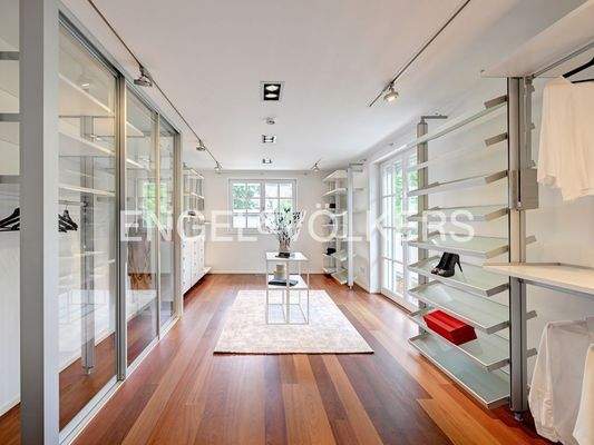 Eins von zwei Ankleidezimmern mit...