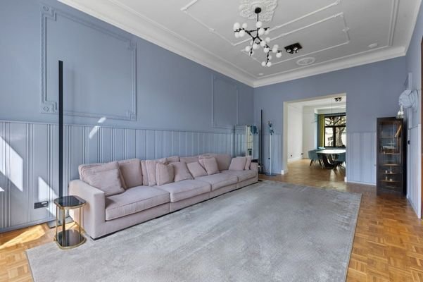 Weitläufiges Wohnzimmer mit elegantem Flair