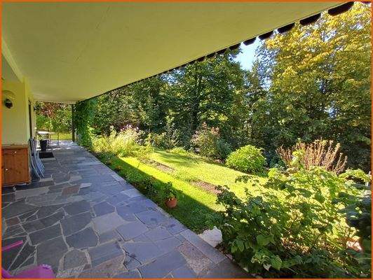 Terrasse mit großem Gartenanteil