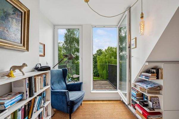 Blick aus dem Dachgeschosszimmer über den Balkon