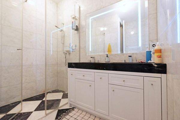 Badezimmer auf der unteren Wohnebene