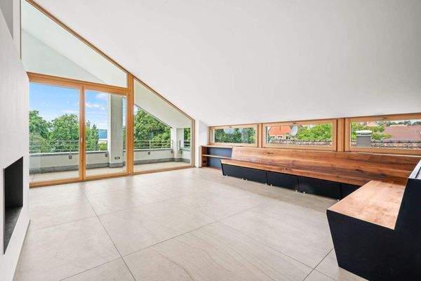 Essbereich mit Sitzbank aus Nussbaumholz