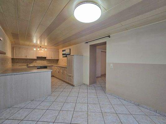 Küche mit Blick in Diele