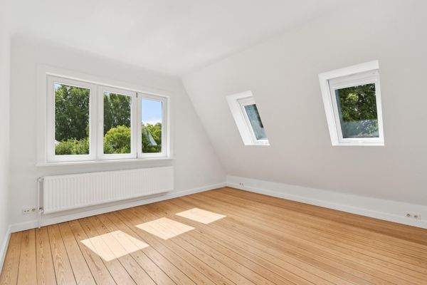 Im Obergeschoss befinden sich 3,5 großzügige Zimmer