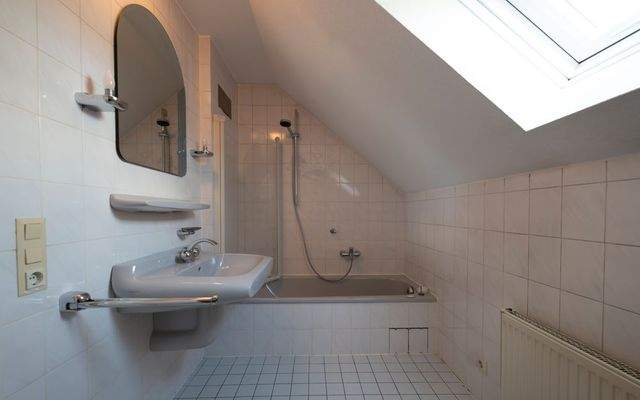 015.Bad im Dachgeschoss.jpg
