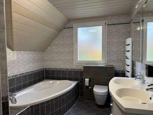 Bad mit Wanne und Dusche im Zwischengeschoss