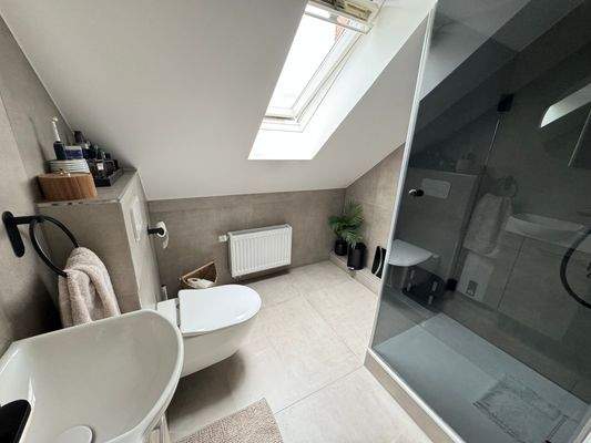 Badezimmer mit Dusche