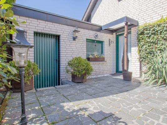 Terrasse mit Garagenzugang