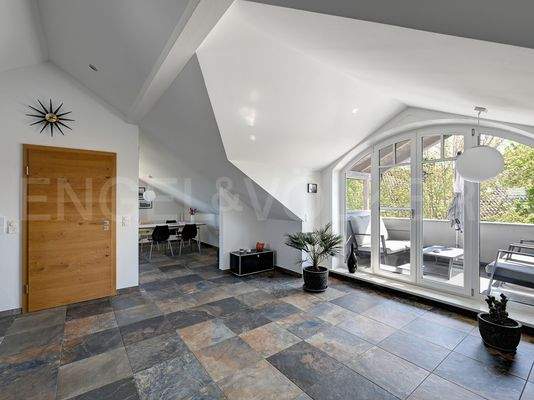 Wohnzimmer mit Essplatz und Balkon im DG