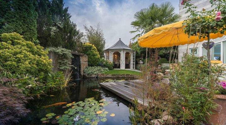 Teich mit Wasserfall