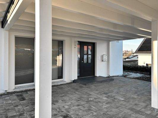 Überdachte Eingangszone