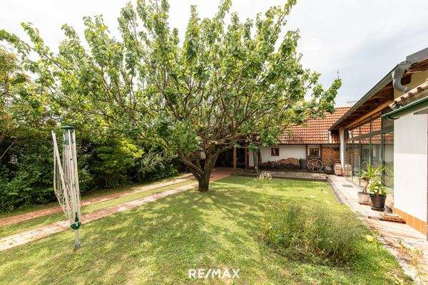 Landhaus Weiden am See Zufahrt zur Garage