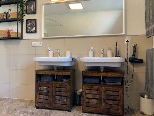 Badezimmer im Dachgeschoss mit 2 Waschbecken