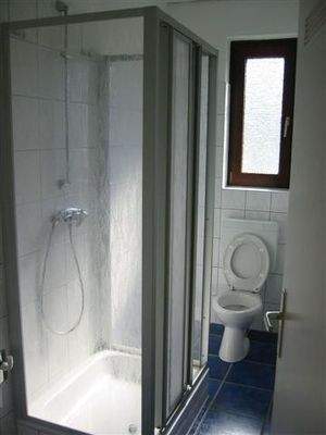 Badezimmer mit Fenster