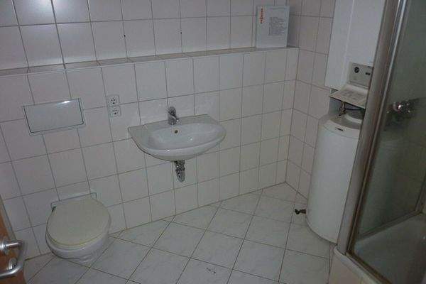 Bad mit Dusche und heizung