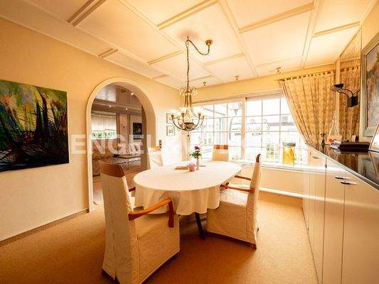 Esszimmer mit Zugang zur Terrasse