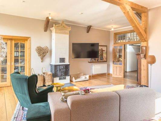 Gemütlicher Wohnbereich mit Kachelofen