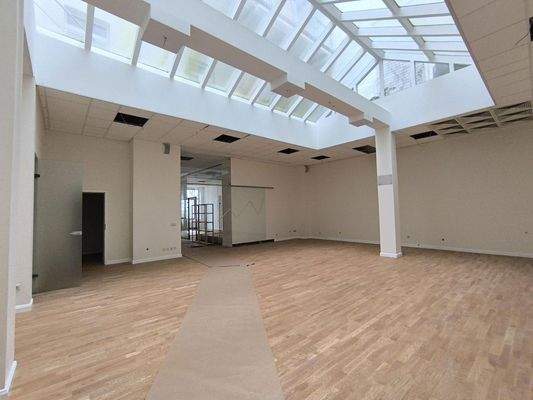 großer Lichtkuppelraum