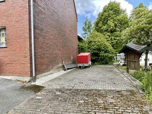 seitliche Parkfläche