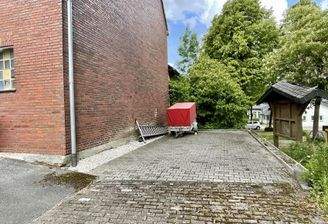 seitliche Parkfläche