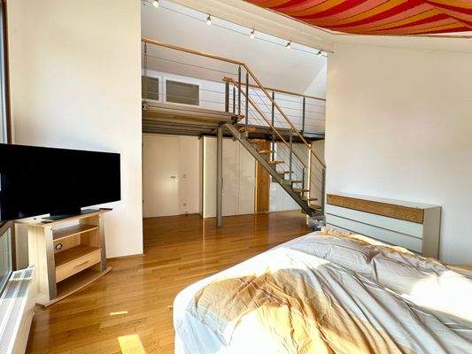 großes Schlafzimmer mit Ankleide und Galerie