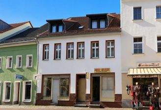 Bild 1 Wohn- und Geschäftshaus Vorderansicht (KI-o