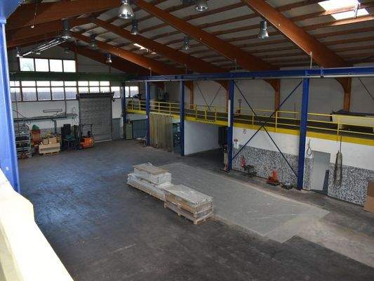 Produktionshalle mit Tor zum Lager 2