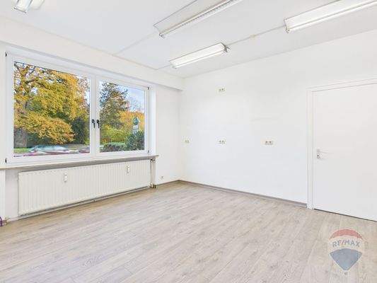 Behandlungsraum/Büro 1 andere Sicht 