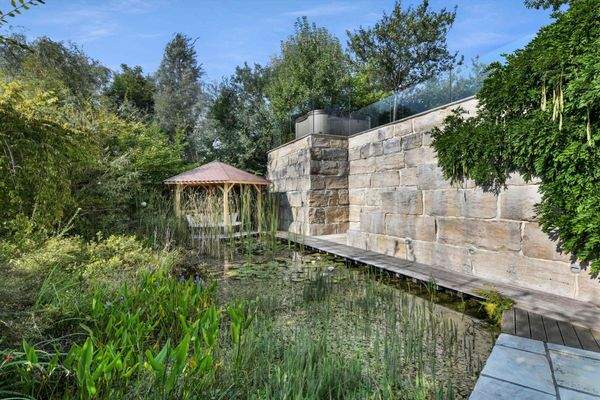Biotopterrasse mit Gartenpavillon und einem angrenzenden Naturteich 