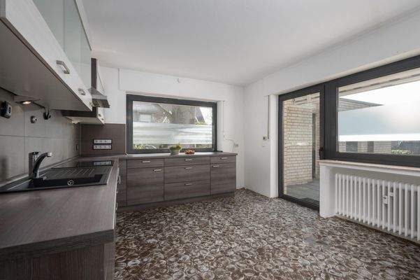 Küche im Erdgeschoss mit Zugang zur Terrasse