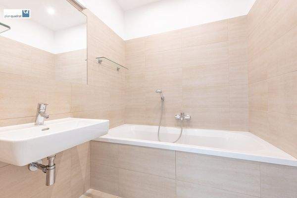 Bad (ca. 3,40 m²) mit Waschbecken und Badewanne