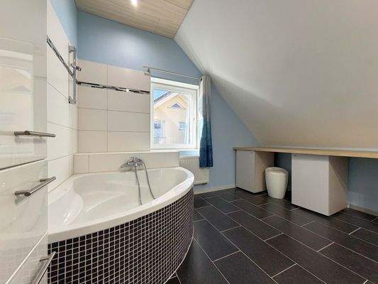 OG Bad: Eckbadewanne lädt zu entspannten Abenden mit Blick nach draußen ein